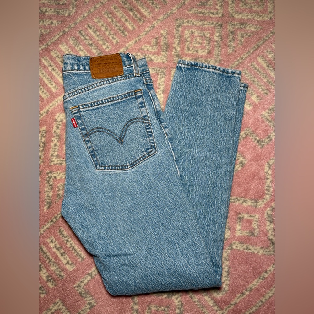 Levi's Classic Distressed Wedgie Jean